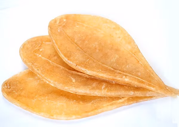 Nhờ độ quý hiếm và hàm lượng dinh dưỡng cao, giá bán của bong bóng cá cũng cực kỳ đắt đỏ. Bong bóng cá chẽm được bán với giá khoảng 1,5-2 triệu đồng/kg. Bong bóng cá đường có giá khoảng 4 triệu đồng/kg, bong bóng cá lạc dao động 7,6 triệu - 9 triệu đồng/kg. Đặc biệt, có loại bong bóng cá sủ vàng được bán giá kỉ lục, lên tới gần 1 tỷ đồng/kg.