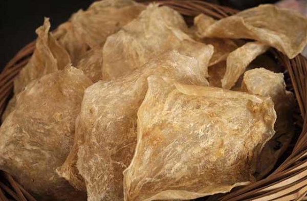 Món ăn từ bong bóng cá được cho là một trong 8 món ăn quý sở hữu những công hiệu tuyệt vời. Có thể kể đến như: bổ âm, dưỡng huyết, kiện thận, tăng thêm tinh. Đối với người bị bệnh thận suy, thường bị di tinh, có thể làm cho chức năng thận được cải thiện nhanh chóng.