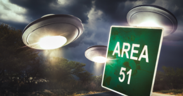 "Nhân chứng đã chạm trán một UFO màu đen di chuyển qua Nevada vào ngày hôm qua. Vật thể này được nhìn thấy đang băng qua Las Vegas, nơi nổi tiếng với căn cứ tối mật của Không quân Mỹ (USAF) -Căn cứ Không quân Nellis", Scott C. Waring cho biết.