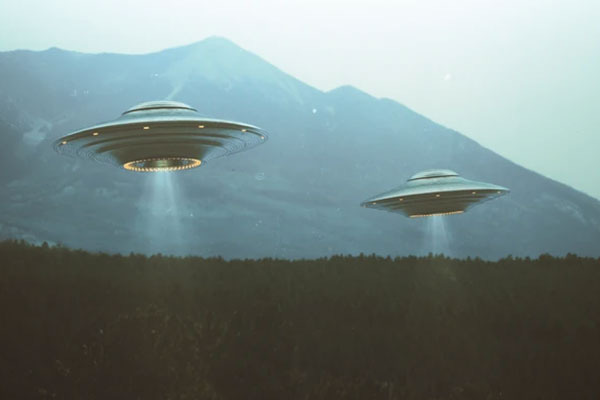 UFO được cho quan tâm đến công nghệ của con người và trang trại gió là trang trại mới nhất trong việc thu hoạch năng lượng miễn phí để làm cho một hành tinh sạch hơn.