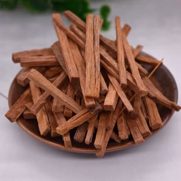 Trong Đông y, tinh dầu chiết xuất từ lõi gỗ của cây đàn hương được dùng điều trị táo bón, viêm niệu đạo, viêm bàng quang và bệnh lậu. Trong làm đẹp, tinh dầu đàn hương trắng còn giúp làm sạch và dưỡng da, giúp giảm sẹo và mụn trứng cá.