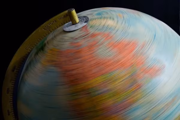 Khi các sông băng tan chảy, sự phân bố lại khối lượng làm dịch chuyển hành tinh, khiến nó quay nhanh hơn trên trục của chính mình.