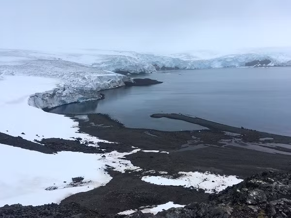 Điều đáng lo ngại nhất là carbon trong tầng đất đóng băng vĩnh cửu sẽ biến thành carbon dioxide (nhờ quá trình oxy hóa) khi tốc độ tan chảy tăng. Hiện tượng này rất có lợi cho hiệu ứng nhà kính, khiến nhiệt độ toàn cầu tăng nhanh hơn.