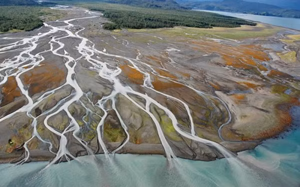 Tại Abisko, một thị trấn ven hồ nhỏ, dấu hiệu dễ thấy của đất đóng băng vĩnh cửu tan chảy là những vết nứt vỡ trên mặt đất và bốt điện thoại nghiêng ngả vì đất dịch chuyển.