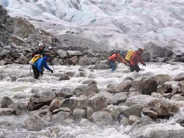 Họ phát hiện ra hiện tượng ấm lên xảy ra nhanh gấp 3 lần so với nơi khác trên thế giới. Điều khiến các nhà khoa học lo ngại là một loại khí khác bốc lên kèm theo, đó là methane. Carbon lưu trữ bên trong đất đóng băng vĩnh cửu đang rò rỉ.