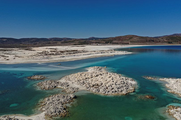 Sao Hỏa thì không thể tự "chữa lành vết thương" nên trên bề mặt hành tinh hiện nay vẫn đầy những miệng hố va chạm khổng lồ.