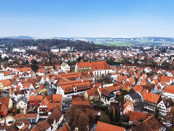 Rất nhiều du khách trên thế giới đã ghé tới đây để tham quan vùng đất lấp lánh này. Ngoài những viên kim cương của thị trấn thì Bảo tàng miệng núi lửa Ries cũng là một điểm đến thu hút nhiều vị khách.