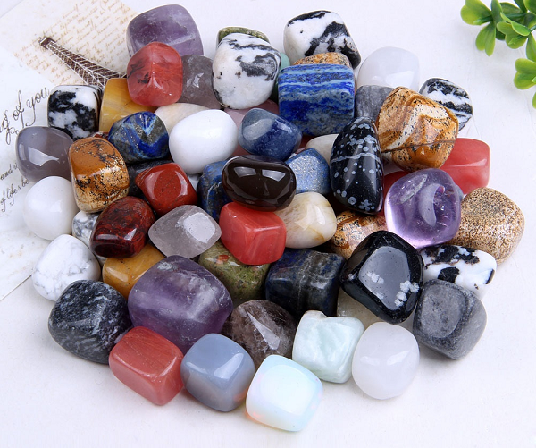 Không những vậy, màu sắc tinh thể của mã não cũng rất phong phú chẳng kém cạnh gì Sapphire vậy. Chúng có thể mang sắc màu sáng như trắng sữa, phớt vàng, vàng sậm cho tới xanh lá cây, cam, đỏ...