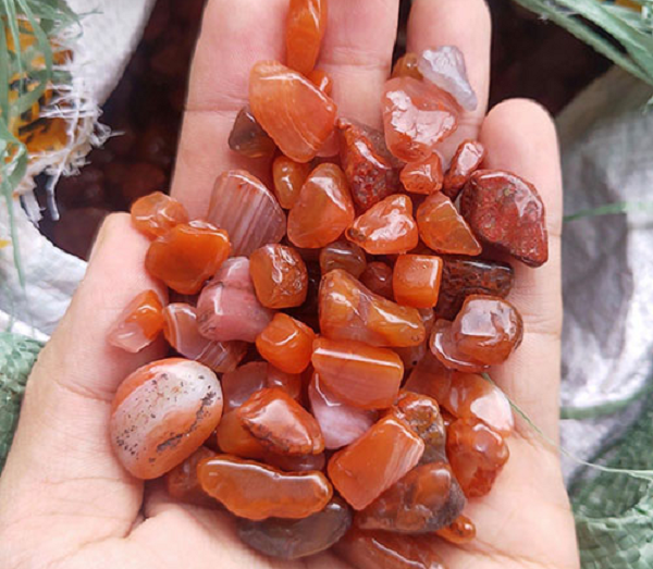 Mã não được biết là đến là chủng loại đá phổ biến nhất, sớm được con người tìm ra và đi vào sử dụng từ thưở sơ khai. Hiện nay chúng được ứng dụng trong nhiều lĩnh vực từ làm vật liệu trang sức, dụng cụ sinh hoạt cho đến chế tác vật phẩm phong thủy.