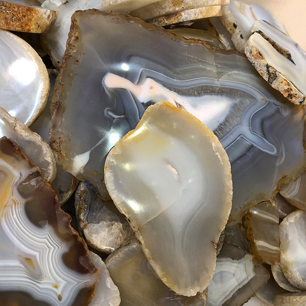 Các nhà khoa học khẳng định rằng có tới trăm loại mã não khó lòng có thể kể hết các tên gọi của chúng. Tất nhiên trong đó sẽ có những viên mã não độc nhất vô nhị do sở hữu lớn vân khác biệt.