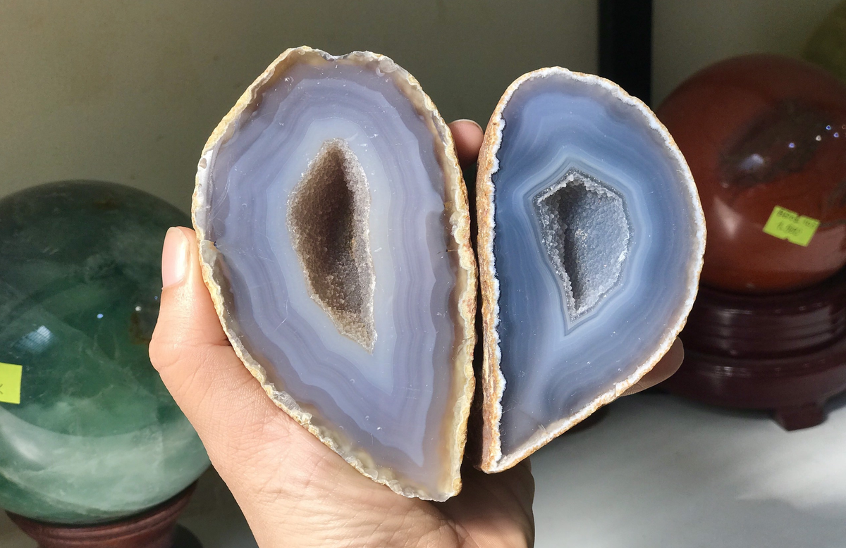 Loại đá mã não đẹp nhất là mã não mắt kính, chúng sở hữu các đường vân tròn đều được xoay quanh tâm.