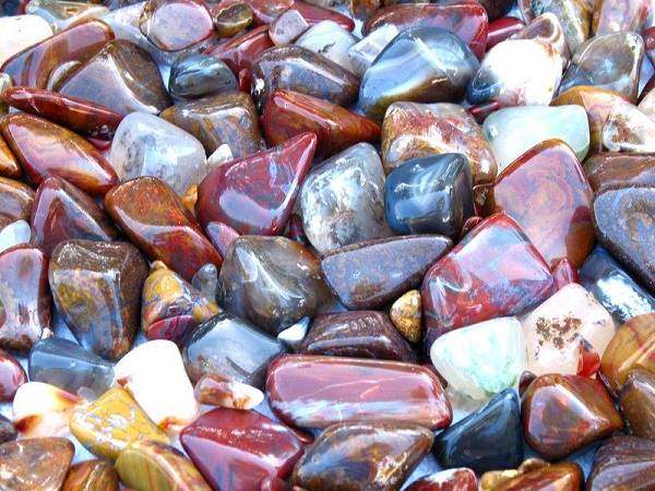 Các nhà khoa học đã tìm ra rằng, tuy có cùng cấu trúc hóa học tương tự như Thạch anh nhưng vi hạt trong mã não rất mịn. Vì vậy khi đem ra chế tác và sử dụng, những sản phẩm có chất liệu là mã não luôn bóng, mịn.