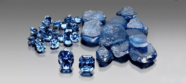 Hiện trên thị trường đá quý, đá Sapphire có giá "khủng", vì thế ông Jerry là người rất may mắn khi có được khối tài sản kếch xù. Mời các bạn xem video: Khung cảnh thiên nhiên tuyệt đẹp tại các quốc gia ít dân nhất thế giới. Nguồn: VTC.
