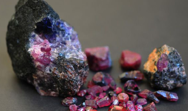 Đá Sapphire chủ yếu được sử dụng để làm trang sức: nhẫn, vòng tay, dây chuyền, lắc tay hay vương miện Hoàng gia làm tôn lên vẻ đẹp sang trọng quý phái của những người tầng lớp thượng lưu, ngoài ra đá Sapphire còn được dùng làm vật phẩm phong thủy, làm đá hộ mệnh.