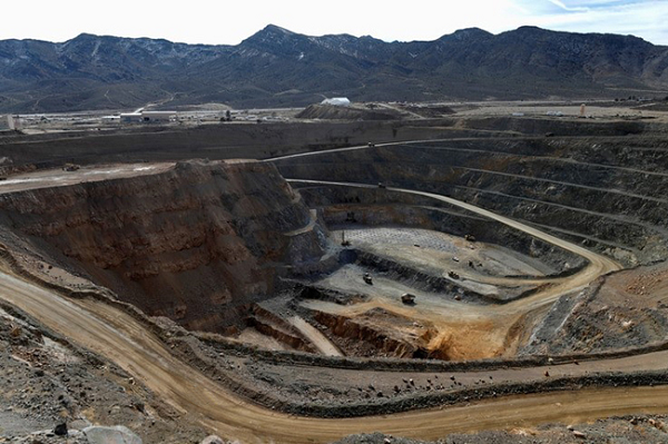 Chúng có vai trò thiết yếu trong sản xuất thuốc điều trị ung thư, điện thoại thông minh và các công nghệ năng lượng tái tạo. Các chất này đã được xếp hạng “cực kì quan trọng” cho các ngành công nghiệp (bao gồm cả nhành sản xuất vũ khí).