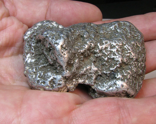 Mỏ đất hiếm này nằm trong vùng kinh tế của Nhật Bản, nên là toàn bộ số đất hiếm này sẽ thuộc về đất nước này. Phát hiện này của Nhật Bản là yếu tố để thay đổi cuộc chơi, bởi cuộc chạy đua để phát hiện các nguồn tài nguyên quý hiếm hiện đang được rất nhiều cường quốc quan tâm.