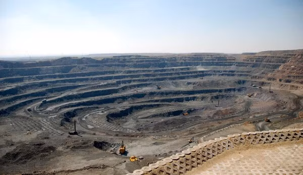 Đất hiếm được sử dụng trong vô vàn thứ đồ công nghệ, từ pin smartphone tới sản xuất xe điện. Thực ra, những nguyên tố này không thiếu trong lớp vỏ Trái Đất, nhưng chúng ít khi tập trung tại một nơi nhất định để tạo hẳn thành một "mỏ".