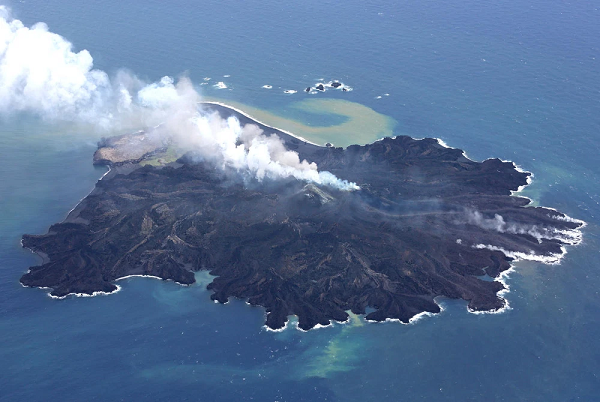 Trữ lượng đất hiếm trong mỏ mới được phát hiện tại Nhật Bản đủ để "cung cấp đất hiếm cho thế giới tới một mức gần như vô hạn".. Ở đó có đủ yttrium để toàn thế giới đủ dùng trong 780 năm, đủ dysprosium đủ cho 730 năm, đủ europium cho 620 năm và đủ terbium trong 420 năm tới.