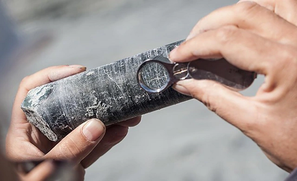 Vào năm 2017, Nhật Bản phát hiện một trữ lượng lớn đất hiếm nằm cách hòn đảo Minamitori khoảng 1.850 km. Khu vực này chứa tới gần 16 triệu tấn đất hiếm. Các khoáng chất được phát hiện trong lõi sâu tới 10m trong trầm tích dưới đáy biển.