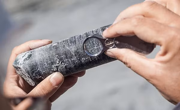 Vào năm 2017, Nhật Bản phát hiện một trữ lượng lớn đất hiếm nằm cách hòn đảo Minamitori khoảng 1.850 km. Khu vực này chứa tới gần 16 triệu tấn đất hiếm. Các khoáng chất được phát hiện trong lõi sâu tới 10m trong trầm tích dưới đáy biển.