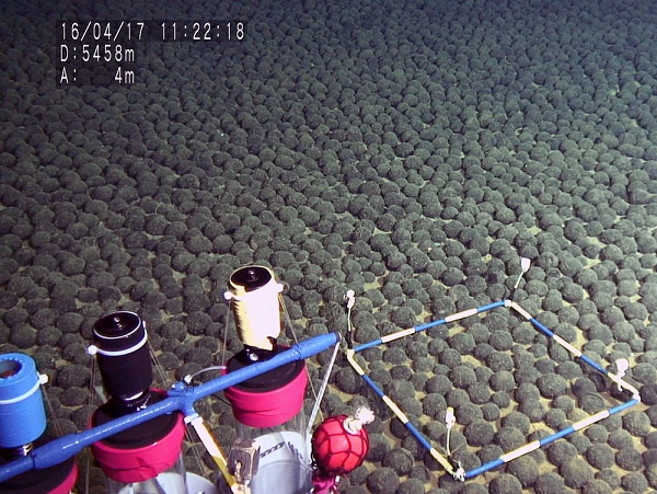 Với vị thế thống trị thị trường đất hiếm, Trung Quốc đã nhiều lần có động thái giảm lượng đất hiếm xuất khẩu, tăng giá, kìm hàng vì nhiều lý do khác nhau, ...