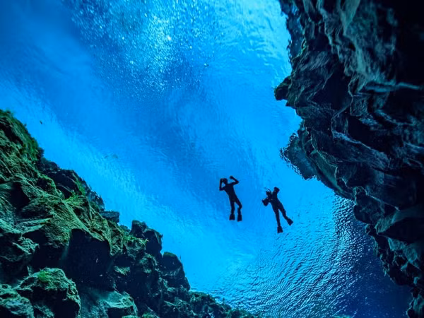 Bên cạnh trải nghiệm bơi giữa 2 châu lục, du khách còn ấn tượng với độ sạch của nước. Nước ở đây được tạo ra từ băng tan, bạn có thể uống nước trực tiếp mà không gặp phải vấn đề gì. 