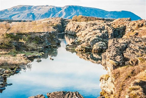 Đây cũng là một trong những rãnh nứt lớn nhất từng được biết đến trên Trái Đất, nơi các mảng lục địa đang giãn cách thêm khoảng 2 cm mỗi năm.