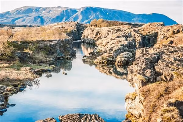 Đây cũng là một trong những rãnh nứt lớn nhất từng được biết đến trên Trái Đất, nơi các mảng lục địa đang giãn cách thêm khoảng 2 cm mỗi năm.