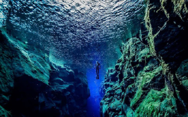 Có thể dễ dàng quan sát được khe nứt này tới vậy cũng bởi nước tan từ các dòng sông băng của Iceland trong vắt đến khó tin.