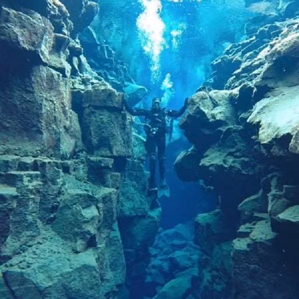 Silfra được nuôi dưỡng bằng nguồn nước ngầm từ sông băng Langjökull lớn thứ hai Iceland, cách hồ Thingvallavatn khoảng 50 km.