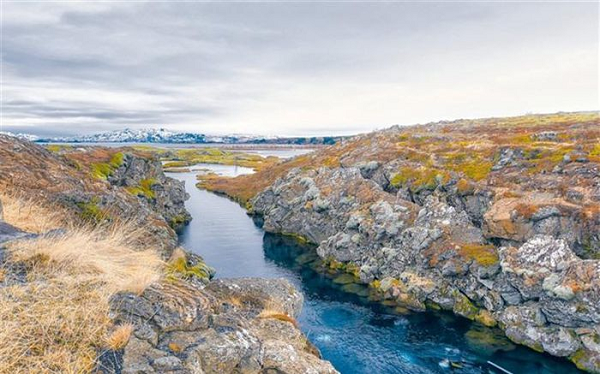 Silfra được mệnh danh là rãnh nứt “tử thần” vì tại đây có ngọn núi lửa ngầm Arnarnes Strytur vẫn đang hoạt động. Nó tạo ra những mạch nước nóng đến 80 độ C trên mặt đất của hồ Thingvallavatn.