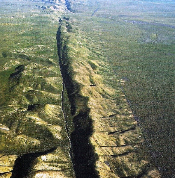 Nằm trong hồ Thingvallavatn tại vườn quốc gia Thingvellir ở Iceland, Silfra là một phần của rãnh nứt Đại Tây Dương – ranh giới phân chia giữa hai lục địa châu Âu và châu Mỹ.