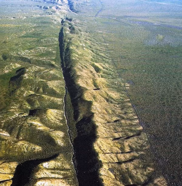 Nằm trong hồ Thingvallavatn tại vườn quốc gia Thingvellir ở Iceland, Silfra là một phần của rãnh nứt Đại Tây Dương – ranh giới phân chia giữa hai lục địa châu Âu và châu Mỹ.