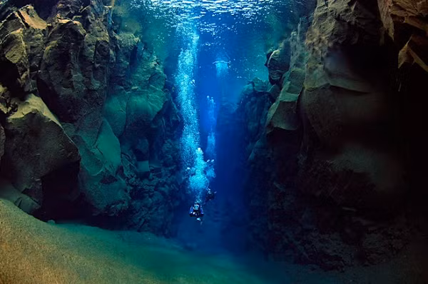 Ở điểm lặn tiếp theo của Silfra Lagoon là Little Crack. Đây là điểm nứt hẹp và sâu. Không thợ lặn nào dám đến gần khu vực này nếu không có đồ bảo hộ cực kỳ an toàn. Vì nơi đây là một trong những địa điểm có hoạt động địa chất thường xuyên nhất thế giới.