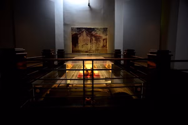 Cổng cao 1,4m, rộng 0,8m và cao 0,6m được xây dựng có mái vòm cong lót giả ngói ống trang trí hình rồng. Sân thờ là khoảng đất rộng có chiều dài 6m và ngang 4m…