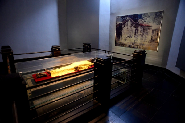 Duy có điều, nhãn cầu và sụn mũi đã bị phân hủy, da và các khớp, cơ… vẫn còn mềm có màu tái xanh. Phía dưới chân người phụ nữ này còn đi hài bằng vải bố thêu kim tuyến, bên cạnh là một đôi hài khác.