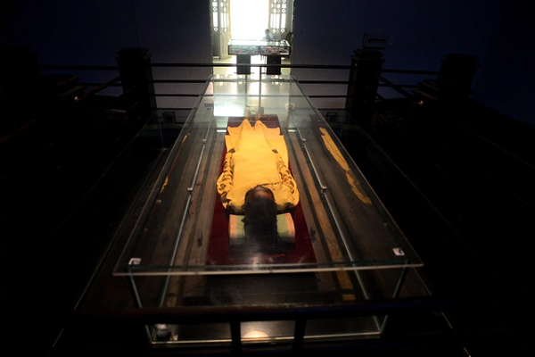 Tư liệu lịch sử của Viện Bảo tàng Lịch sử Việt Nam TP. HCM ghi chép rất tỉ mỉ về kết cấu ngôi mộ này. Vòng thành mộ hình chữ nhật có kích thước dài 10m, ngang 6m, cao 1,2m, dày 0,8m. Cổng tam quan có hình mặt tròn, trang trí búp sen trên đầu cột.