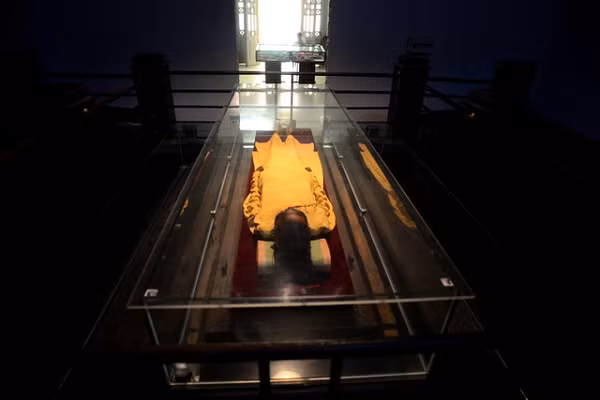 Tư liệu lịch sử của Viện Bảo tàng Lịch sử Việt Nam TP. HCM ghi chép rất tỉ mỉ về kết cấu ngôi mộ này. Vòng thành mộ hình chữ nhật có kích thước dài 10m, ngang 6m, cao 1,2m, dày 0,8m. Cổng tam quan có hình mặt tròn, trang trí búp sen trên đầu cột.