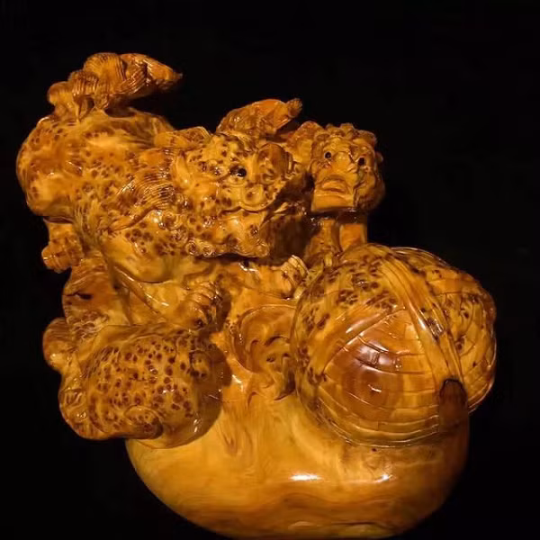 Tuy nhiên anh Kiến lại cảm thấy khối gỗ này có nhiều điểm khác biệt ở chỗ dù nó nhiều lỗ sâu đục nhưng thực tế không hề có vụn hay dấu vết bị mục ruỗng. Trái lại nó còn rất cứng cáp, chắc chắn và nặng khác thường.