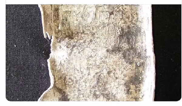 Các nhà khảo cổ thuộc Viện Khảo cổ học Athens của Đức đã khai quật được những thẻ khắc lời nguyền dưới đáy giếng trong nghĩa trang cổ đại Kerameikos của Athens, cho thấy một mặt khác của lịch sử Hy Lạp. Được biết, đây là nghĩa trang quan trọng nhất phục vụ Athens cổ đại.