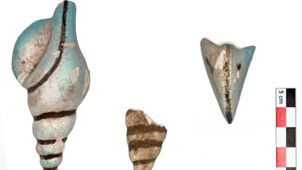 Đầu năm 2020, người ta khai quật được đồ gốm tinh xảo ở Akrotiri, một khu định cư cổ trên đảo Santorini. Một vật chứa hình vỏ sò được bảo quản tốt chứng tỏ những thành tựu nghệ thuật cấp cao của nền văn minh Mycenae.