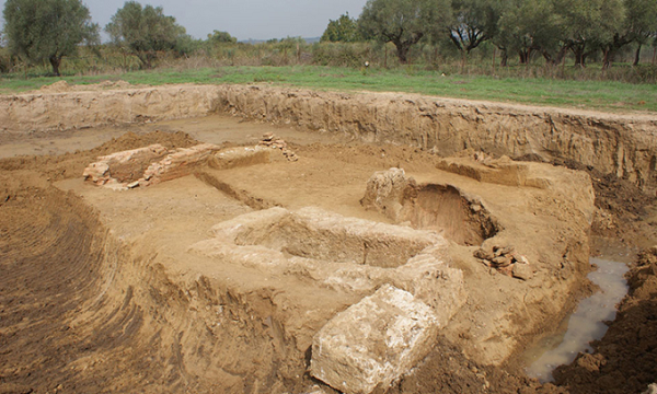 Bộ Văn hóa Hy Lạp thông báo, phát hiện 8 ngôi mộ cổ tồn tại từ thế kỷ 2 - 4 trước Công nguyên ở Ilia, phía tây Peloponnese, Hy Lạp. Những ngôi mộ này nằm trong nghĩa địa của thành phố cổ Elis.