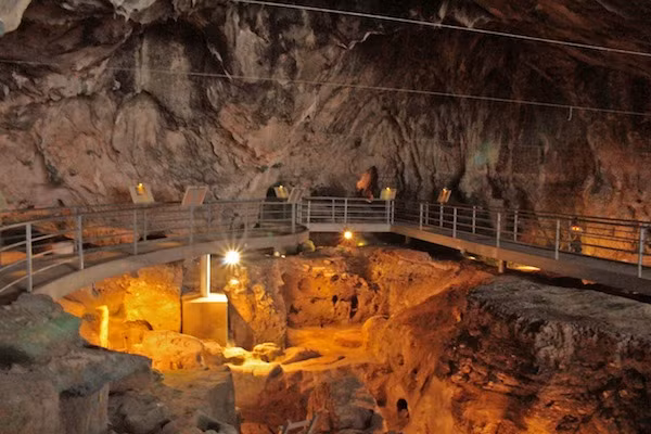 Hang động Theopetra nằm ở Thessaly, Hy Lạp là cấu trúc nhân tạo lâu đời nổi tiếng thế giới. Theo các nhà nghiên cứu, con người sống trong hang động này từ hơn 130.000 năm trước. Những khám phá khảo cổ học mới ở đây đã cung cấp cho giới khảo cổ học những cái nhìn mới hơn đối với việc nghiên cứu về con người thời kỳ này.