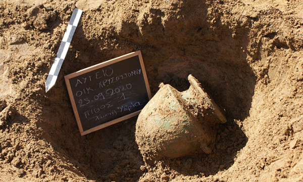 Trong số các phát hiện mới có 4 huyệt mộ hình chữ nhật lát đá, ba hòm chôn cất lớn gọi là pithos và một ngôi mộ có mái che. Các nhà khảo cổ còn tìm được nhiều đồ tạo tác thời Hellenistic dưới những ngôi mộ. Đáng chú ý là một tấm bia bằng cẩm thạch hình chữ nhật. Tấm bia trắng đã vỡ nhưng có thể các nhà khoa học vẫn sẽ giải mã được chữ khắc bên trên.