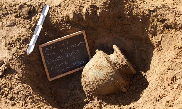 Trong số các phát hiện mới có 4 huyệt mộ hình chữ nhật lát đá, ba hòm chôn cất lớn gọi là pithos và một ngôi mộ có mái che. Các nhà khảo cổ còn tìm được nhiều đồ tạo tác thời Hellenistic dưới những ngôi mộ. Đáng chú ý là một tấm bia bằng cẩm thạch hình chữ nhật. Tấm bia trắng đã vỡ nhưng có thể các nhà khoa học vẫn sẽ giải mã được chữ khắc bên trên.