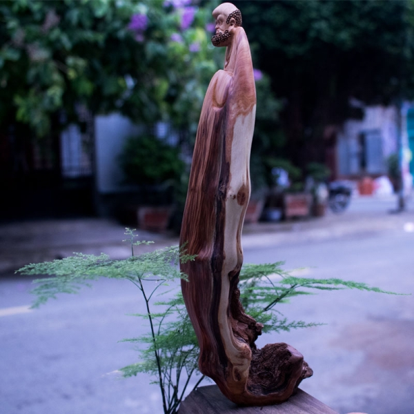 Trong y học, mùi hương của gỗ nhai bách còn có tác dụng đẩy lùi chứng mất ngủ, tăng hàm lượng oxi trong máu, giúp khả năng tuần hoàn máu tốt hơn, giúp con người thư giãn, tạo cảm giác dễ chịu, tăng cường hệ miễn dịch.