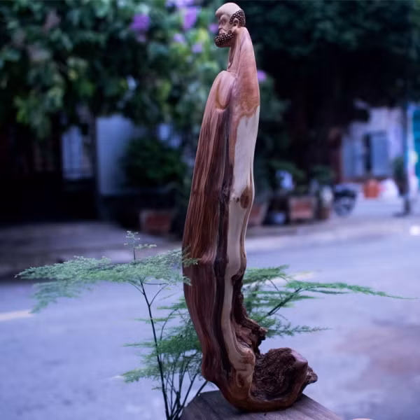 Trong y học, mùi hương của gỗ nhai bách còn có tác dụng đẩy lùi chứng mất ngủ, tăng hàm lượng oxi trong máu, giúp khả năng tuần hoàn máu tốt hơn, giúp con người thư giãn, tạo cảm giác dễ chịu, tăng cường hệ miễn dịch.