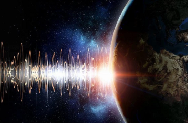 Cho đến năm 2005, bí ẩn một lần nữa bị đem ra ánh sáng bởi một sinh viên mới tốt nghiệp, anh Greg Bensen theo học tại Đại học Colorado. Mike Ritzwoller, lúc này đang là cố vấn hướng dẫn cho Bensen, đã cùng phân tích dữ liệu với cậu học trò và phát hiện ra sự lạ: có một tín hiệu mạnh phát ra đều đặn từ một vùng xa.