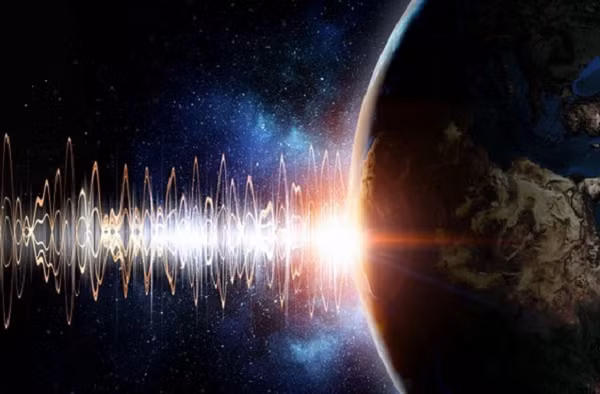 Cho đến năm 2005, bí ẩn một lần nữa bị đem ra ánh sáng bởi một sinh viên mới tốt nghiệp, anh Greg Bensen theo học tại Đại học Colorado. Mike Ritzwoller, lúc này đang là cố vấn hướng dẫn cho Bensen, đã cùng phân tích dữ liệu với cậu học trò và phát hiện ra sự lạ: có một tín hiệu mạnh phát ra đều đặn từ một vùng xa.