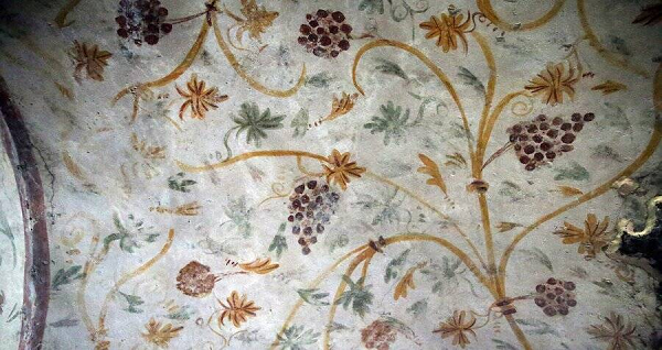 Kẻ trộm mộ cũng làm hư hại một số gian phòng. Tuy nhiên những gì còn sót lại cũng đủ là một kho báu.